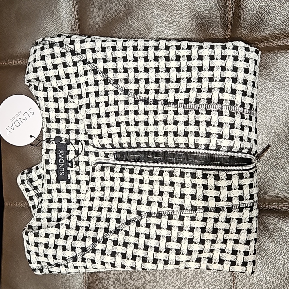 BLACK/WHITE HOUNDSTOOTH JACKET/TOP   SIZE MEDIUM